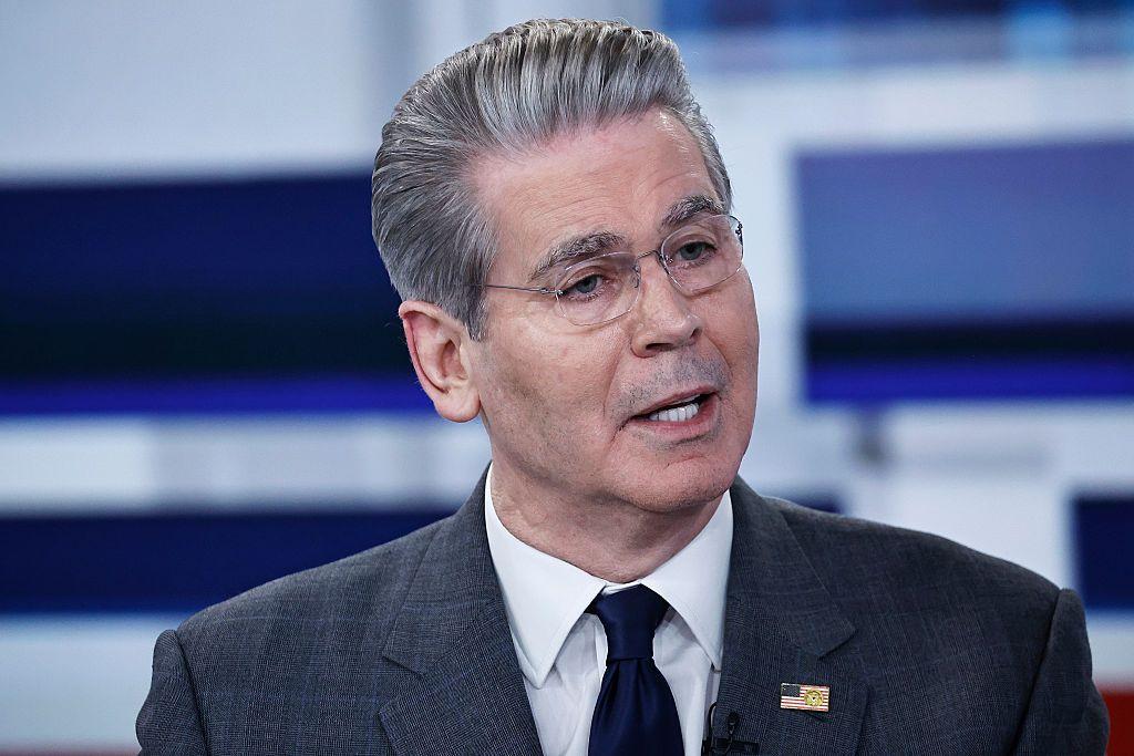 스콧 베선트 미 재무장관. 안경을 낀 정장차림의 남성이 이야기를 하고 있다