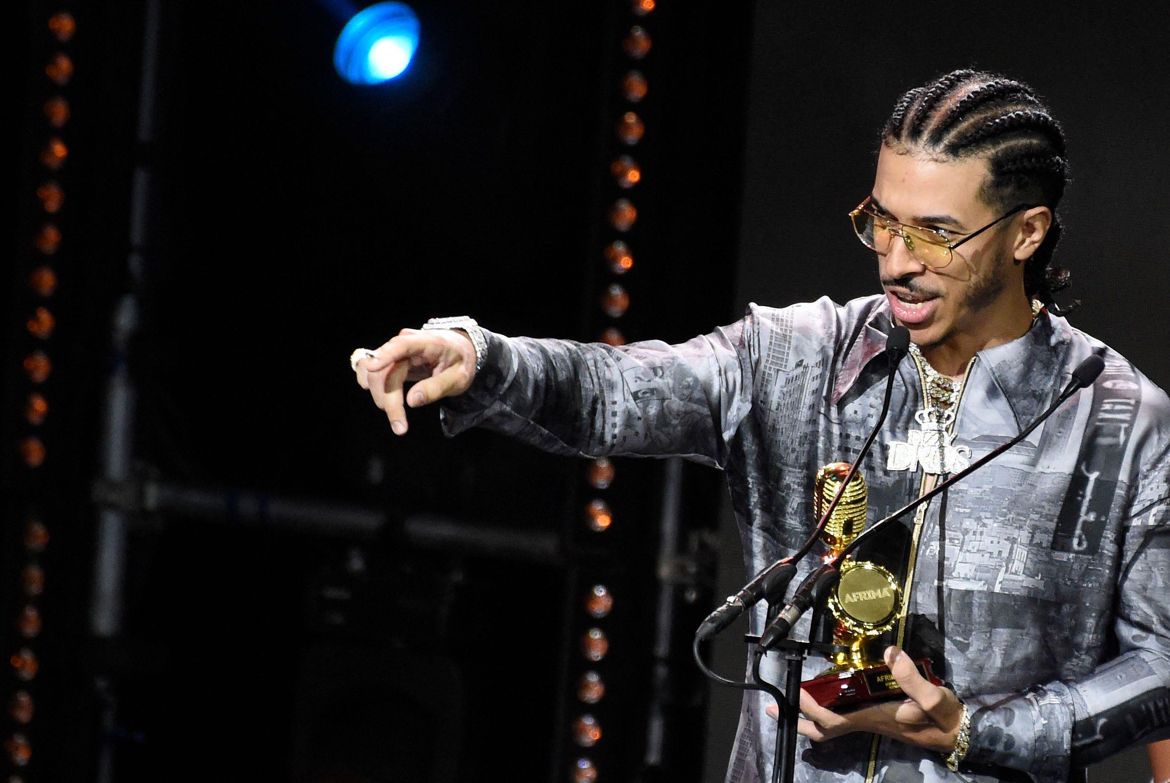 مغني الراب المغربي ديزي دروس، الفائز بجائزة أفضل فنان في شمال إفريقيا، يتحدث خلال حفل جوائز الموسيقى الإفريقية في لاغوس