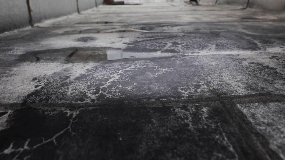 Superficies en Teherán cubierta de partículas tóxicas tras los ataques de Estados Unidos e Israel a depósitos de petróleo 