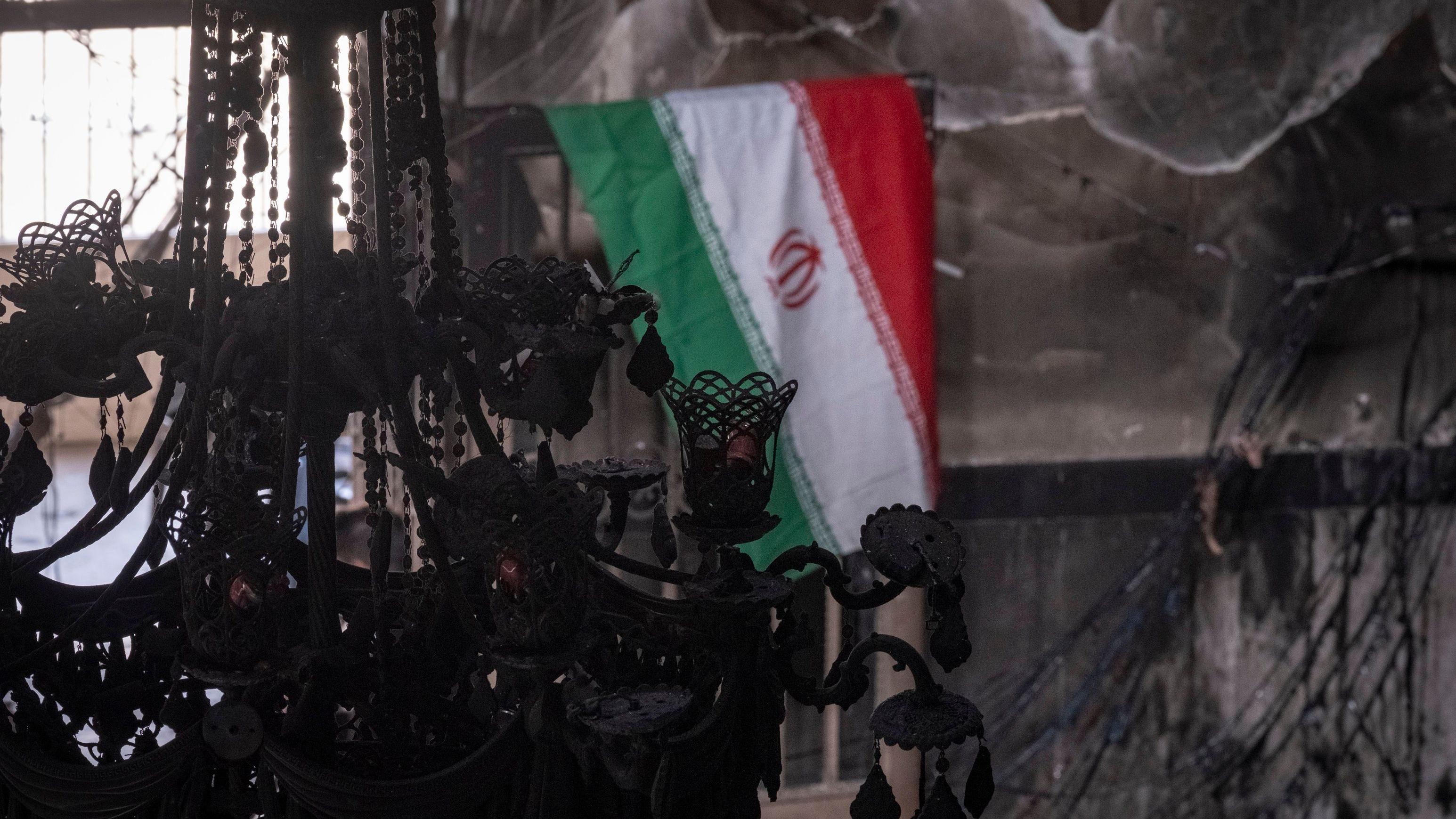 ترامب يؤكد أن الدبلوماسية لا تزال مطروحة مع إيران، وحزب الله يقول إن الحرب على الجمهورية الإسلامية "ستشعل المنطقة"