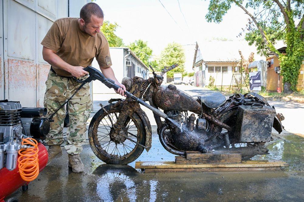 nemački motocikl iz drugog svetskog rata u dunavu, dunav, nizak vodostaj dunava
