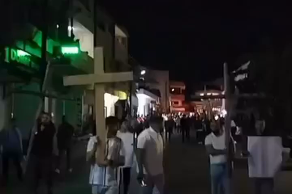 خرج أهالي منطقة الحواش في مسيرة شموع باتجاه بلدة عناز، تحت شعار “نموت وما نرضى بالذل”، على خلفية مقتل شابين من أبناء الديانة المسيحية في المنطقة .