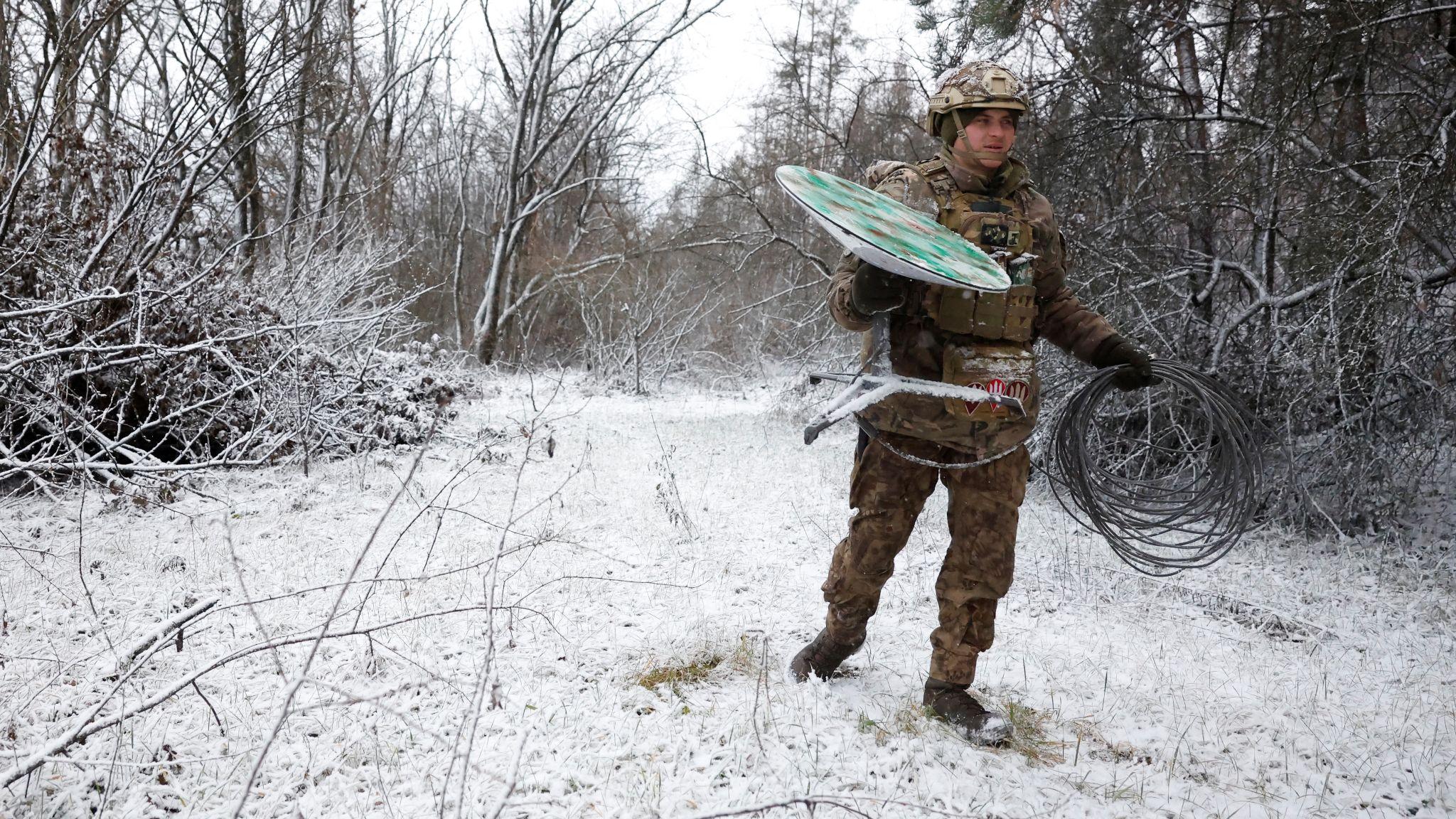 烏克蘭克雷明納一名烏軍士兵收起一座SpaceX星鏈衛星接收器（資料圖片）