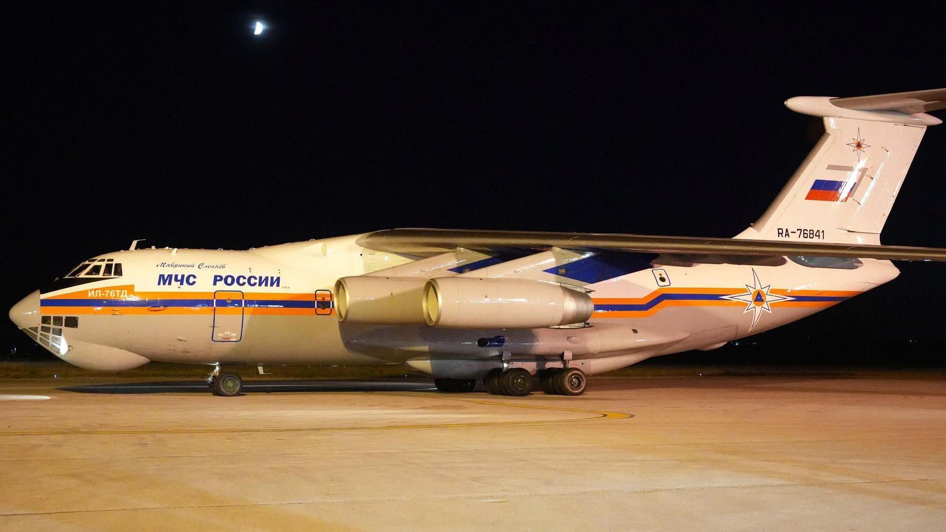 Ruski avion Iljušin IL-76 po sletanju na niški aerodrom