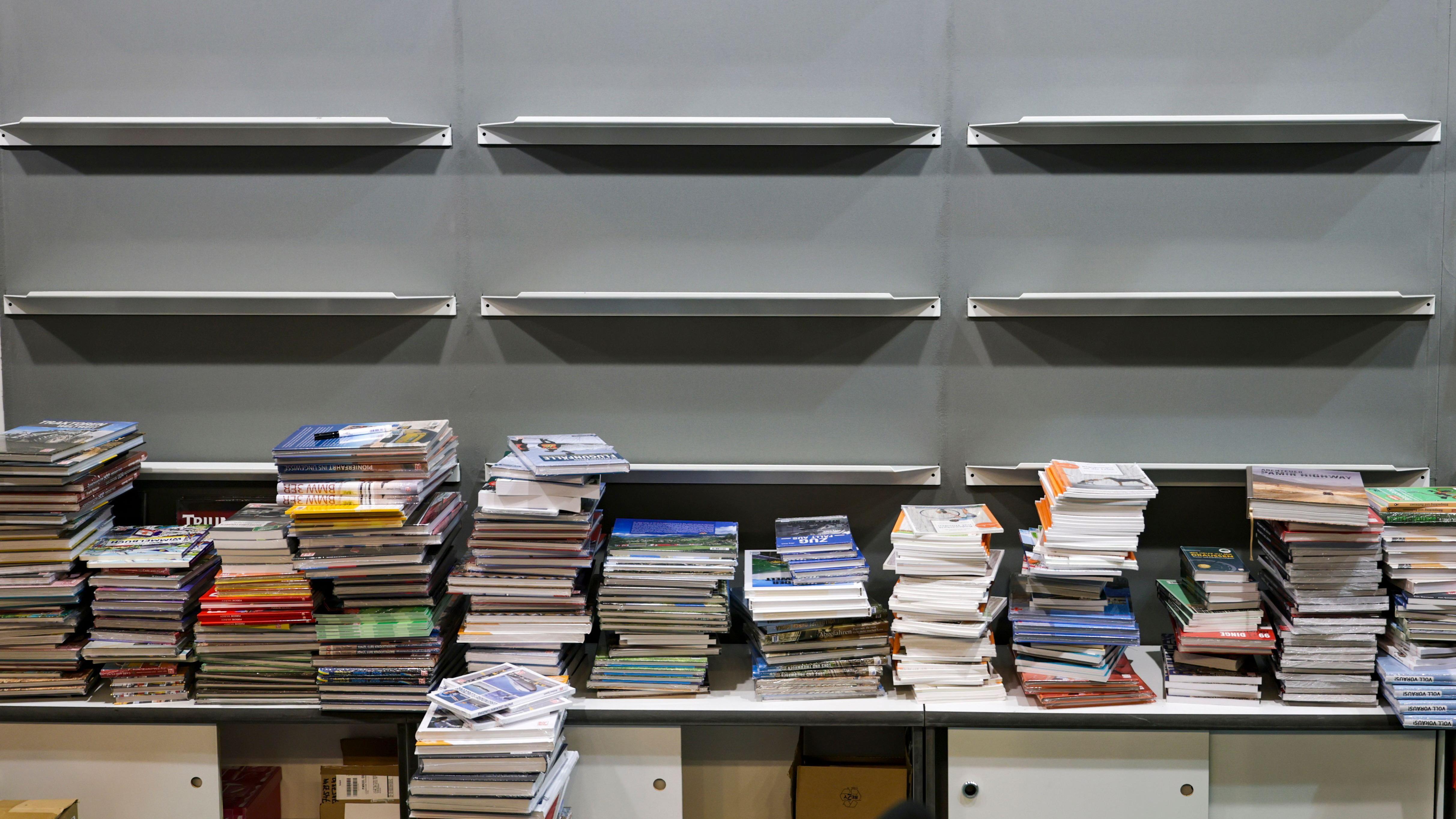 knjige, prazne police sa knjigama, polica sa knjigama, sajam knjiga