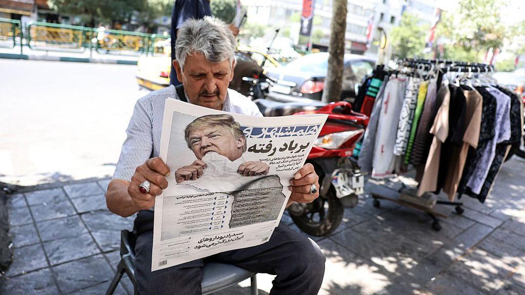 رجل في إيران يقرأ صحيفة
