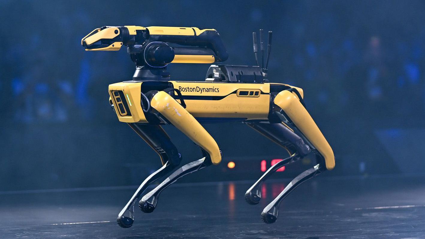 Spot, o c&atilde;o-rob&ocirc; da Boston Dynamics, no centro do palco