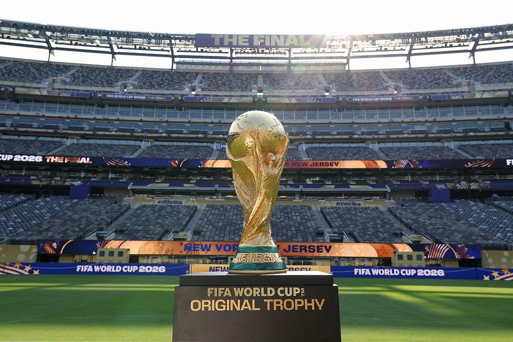 O trof&eacute;u da Copa do Mundo da Fifa no est&aacute;dio de Nova York/Nova Jersey antes da final em 15 de julho de 2026