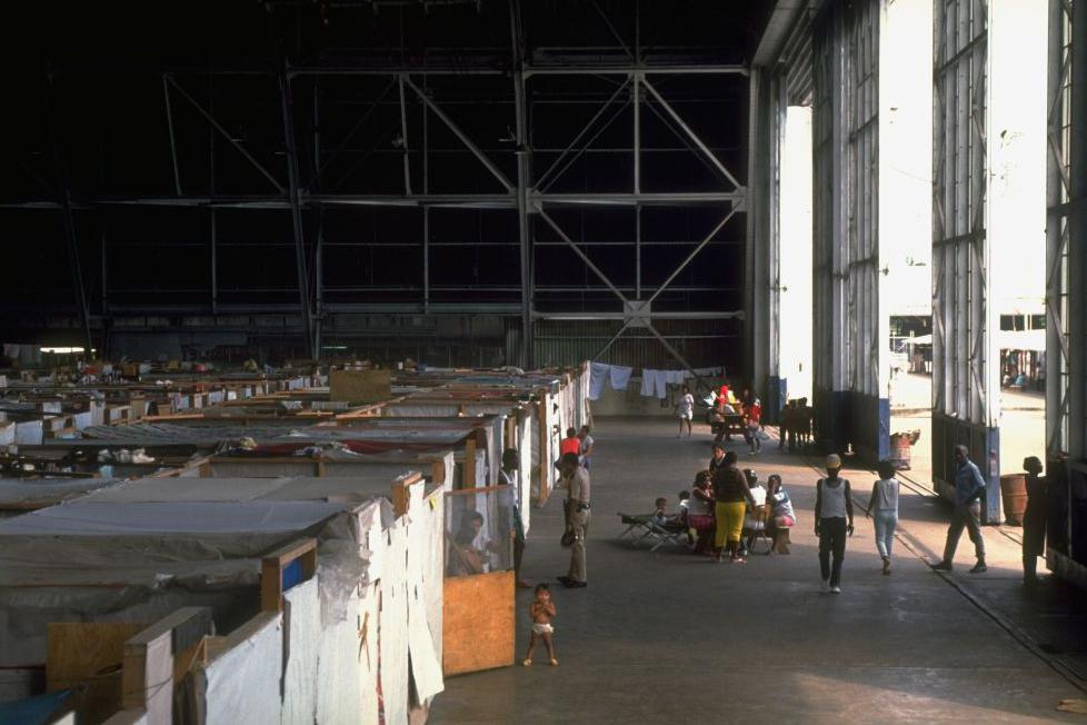 Personas alojadas en chozas construidas en hangares de la base de la Fuerza Aérea de Panamá.
