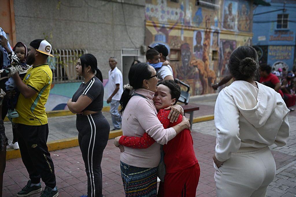 Personas tras el terremoto en Caracas