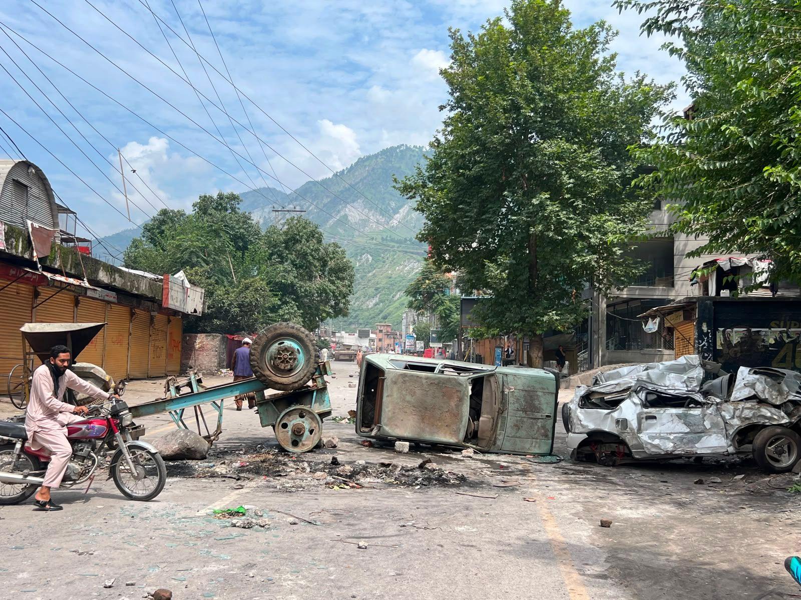 مظفر آباد شہر کے گنجان آباد علاقوں میں رکاوٹیں لگا کر راستے بند 