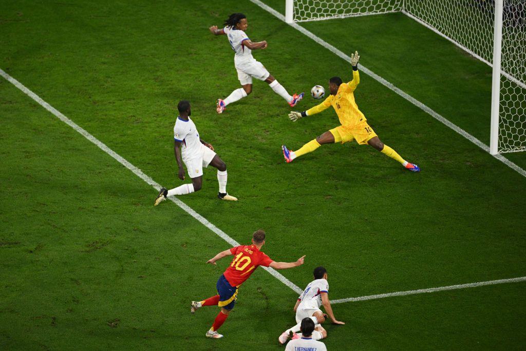 Dani Olmo marca o segundo gol da Espanha contra a Fran&ccedil;a, na semifinal da Euro 2024 na Alemanha