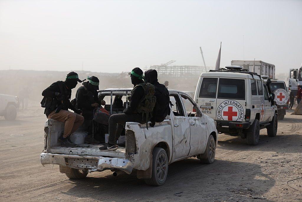 عمليات بحث لاستعادة جثث رهائن إسرائيليين كجزء من اتفاق وقف إطلاق النار وتبادل الأسرى بين حماس وإسرائيل، ينفذها أعضاء من كتائب القسام، الجناح العسكري لحماس، ومسؤولون من اللجنة الدولية للصليب الأحمر في حي الزيتون بقطاع غزة في 13 نوفمبر/تشرين الثاني 2025.