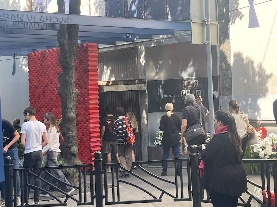 Građani prilaze da odaju poštu preminulima na dvogodišnjicu tragedije