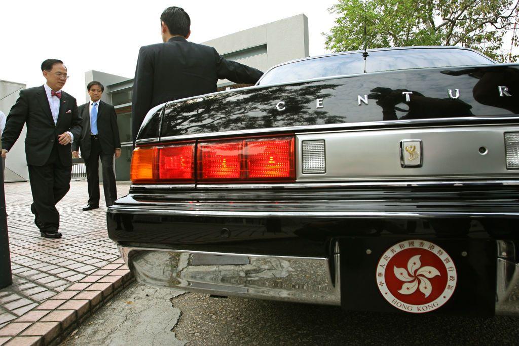 前行政長官曾蔭權在參加香港電台電話連線節目後走向自己的座駕。