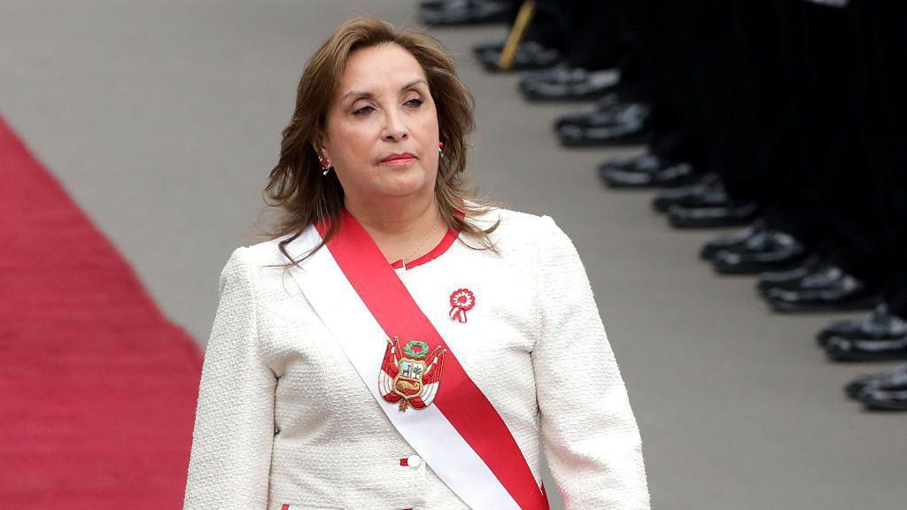 La presidenta de Perú, Dina Boluarte, llega para dar su discurso a la nación en el Día de la Independencia en el Congreso Nacional en Lima el 28 de julio de 2025. Foto de CONNIE FRANCE/AFP vía Getty Images.