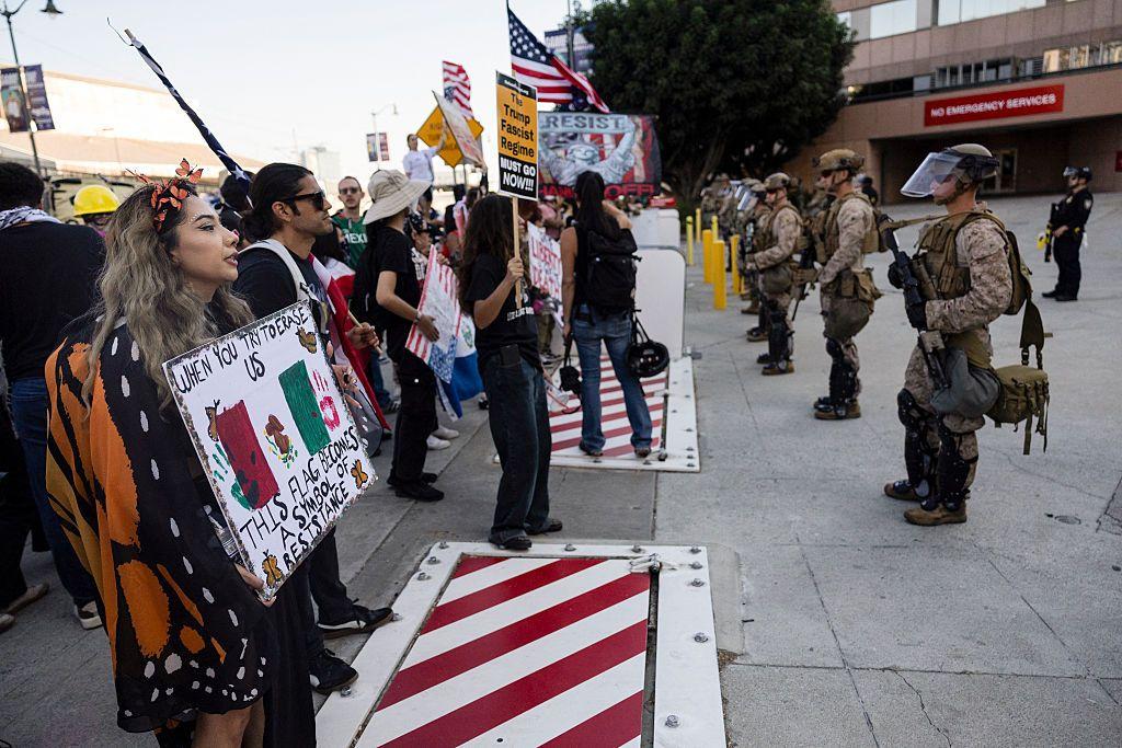 Manifestantes y guardias nacionales en Los Ángeles