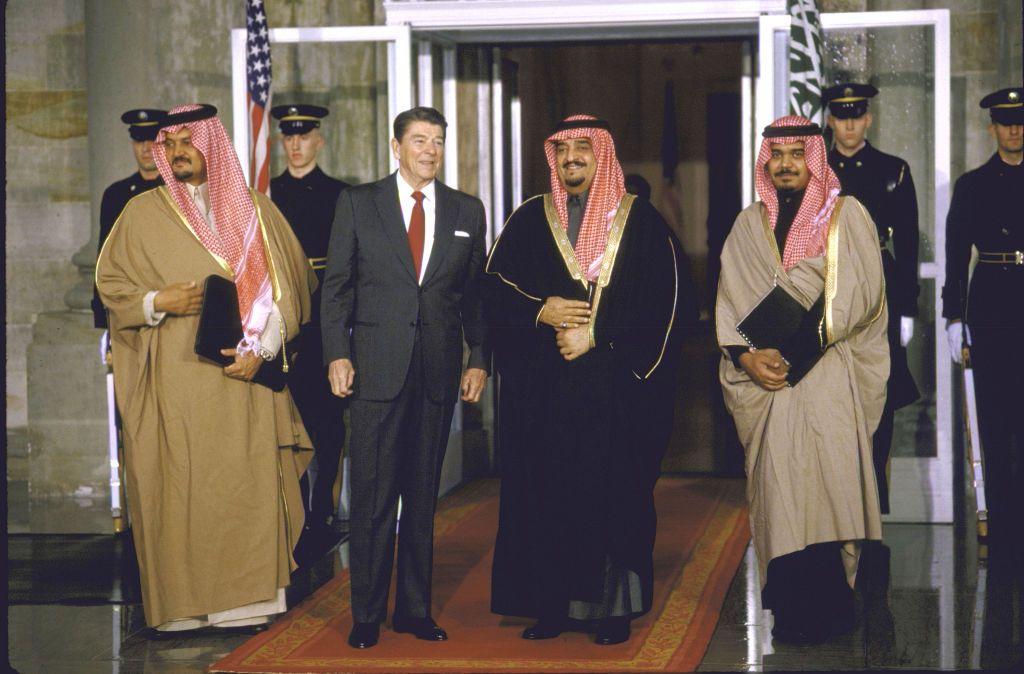 الرئيس الأمريكي رونالد ريغان صحبة ملك السعودية فهد بن عبد العزيز والأمراء بندر وسعود  في البيت الأبيض