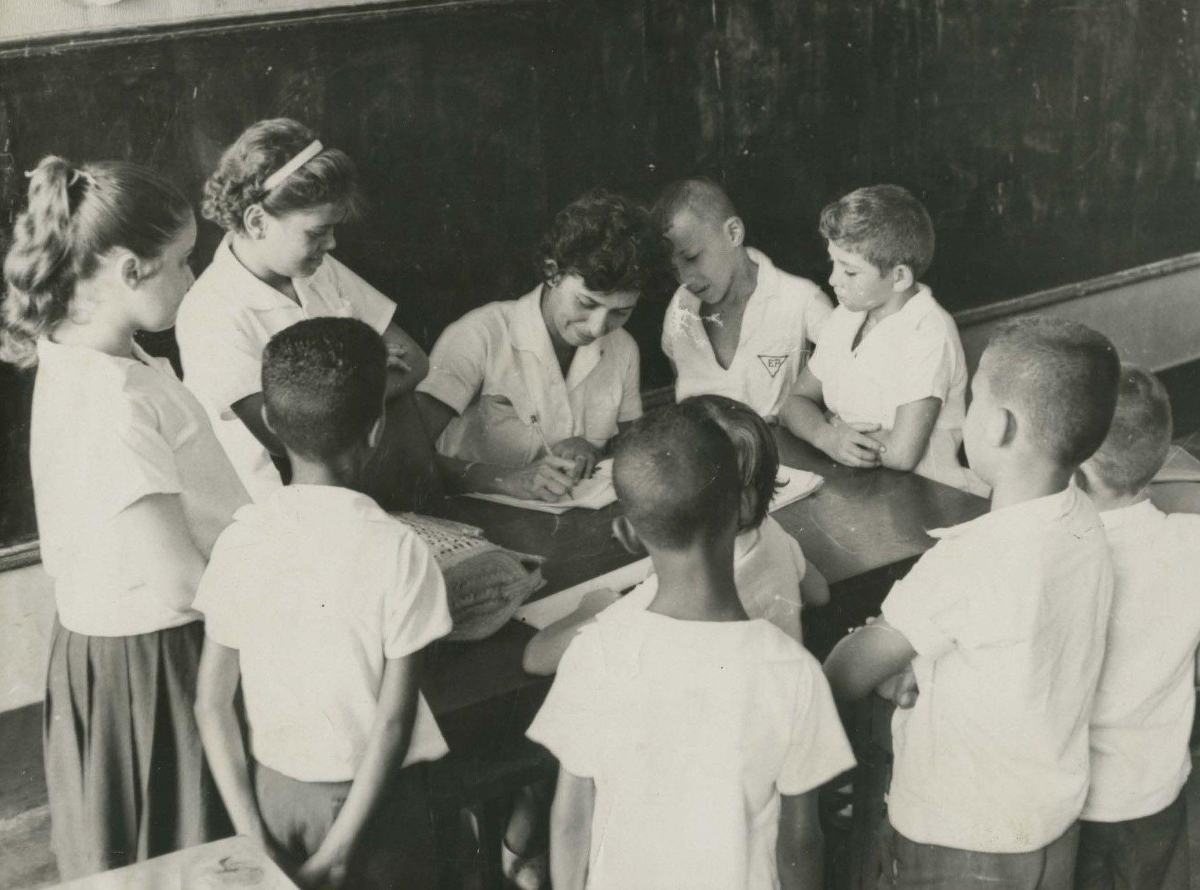 Sala de aula no Rio, em 1963, ano em que foi instituído o Dia do Professor no Brasil 