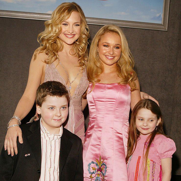 En 2004, se ve a Panettiere con el pelo rubio rizado y un vestido rosa de seda de largo medio, sonriendo en la alfombra roja junto a Kate Hudson. Ambas están abrazadas.