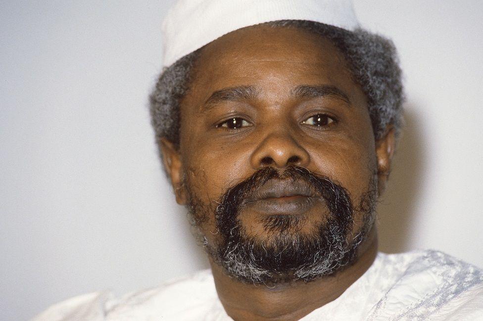 Hissène Habré vestido de blanco