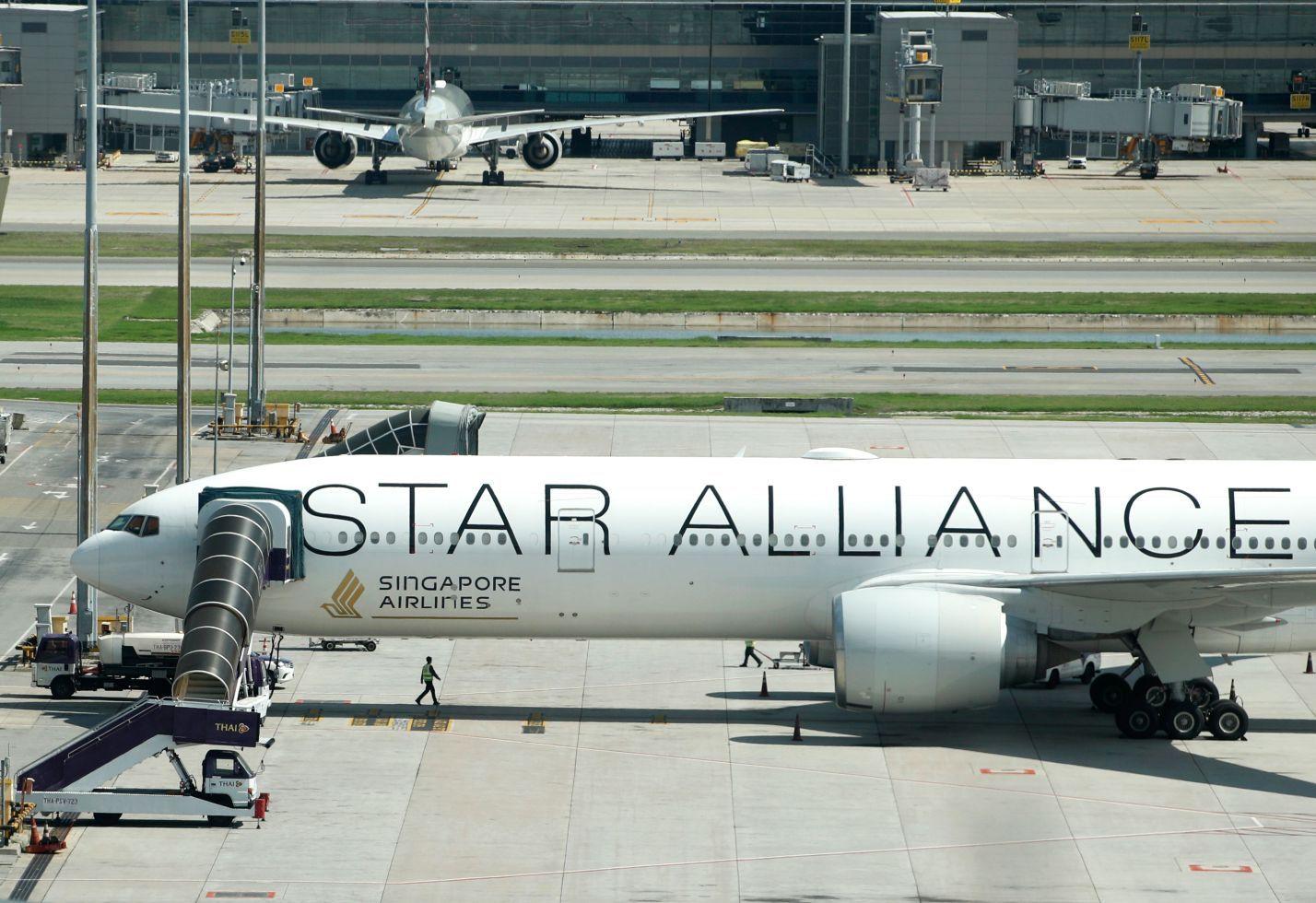 Avião da Singapore Airlines parado para manutenção após pouso de emergência