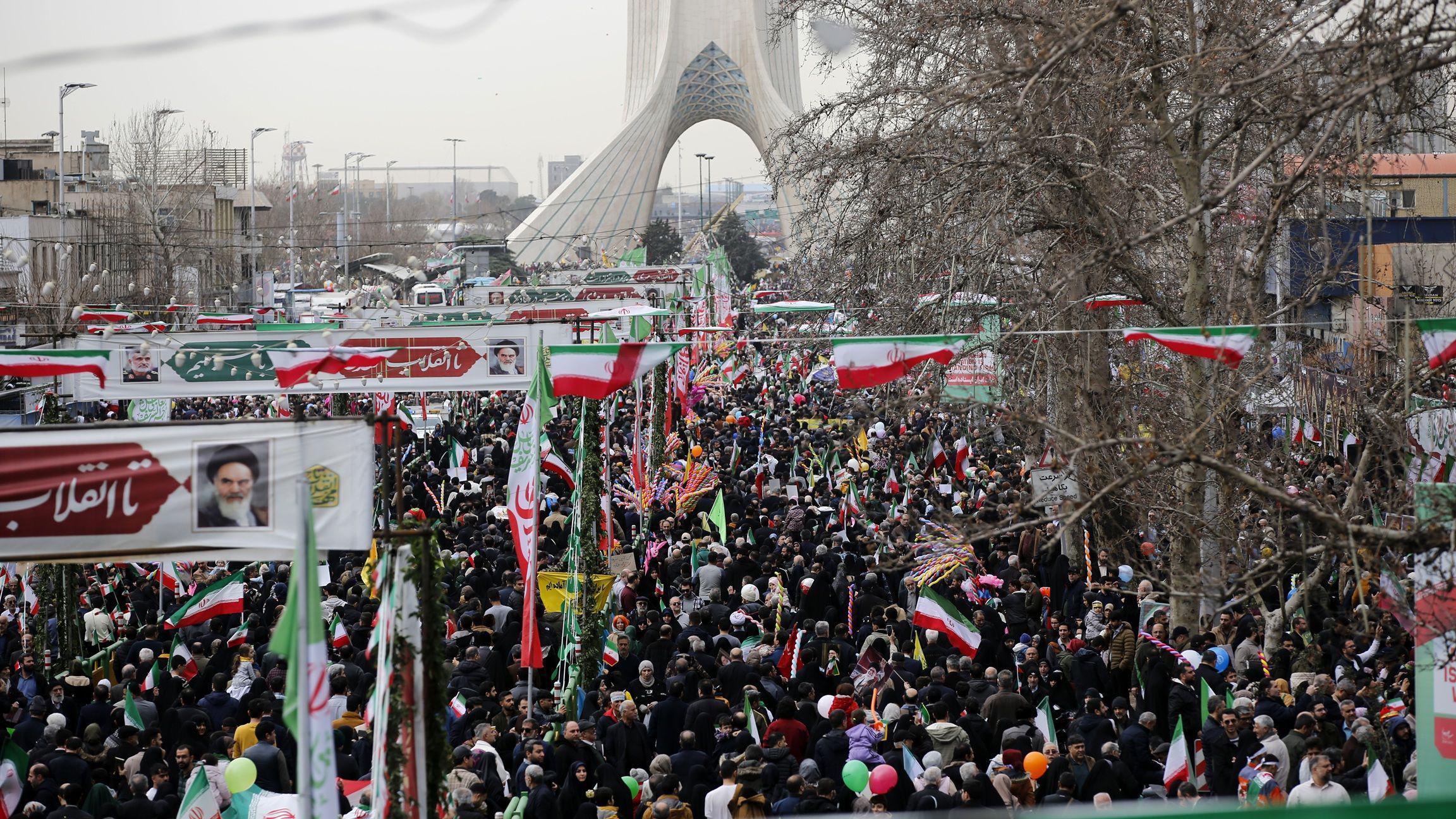  شارك مئات المواطنين في الاحتفالات التي تُحيي الذكرى السابعة والأربعين لثورة عام 1979 بقيادة آية الله روح الله الخميني في إيران، وتجمعوا في ساحة آزادي بطهران في 11 فبراير 2026. 