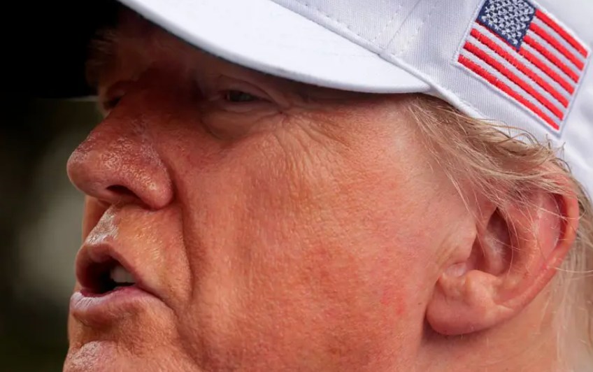 Foto de perfil de Donald Trump com um boné dos Estados Unidos