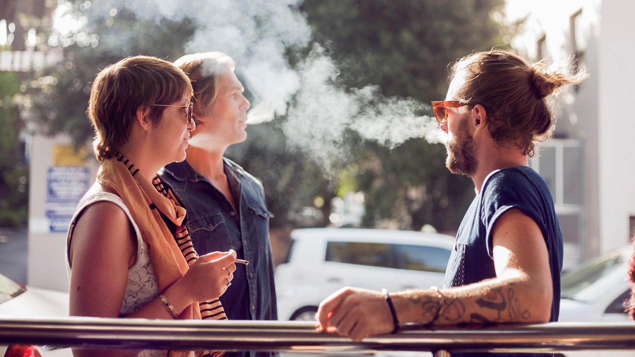 Grupo de amigos fumando 