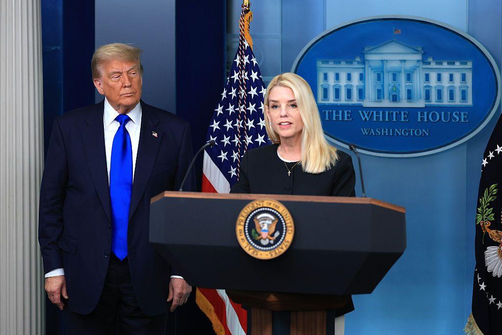 Donald Trump y Pamela Bondi