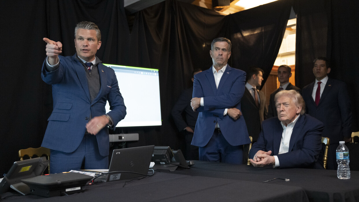 Pete Hegseth, Donald Trump e outros funcion&aacute;rios assistem &agrave; opera&ccedil;&atilde;o a partir de uma sala na Fl&oacute;rida.