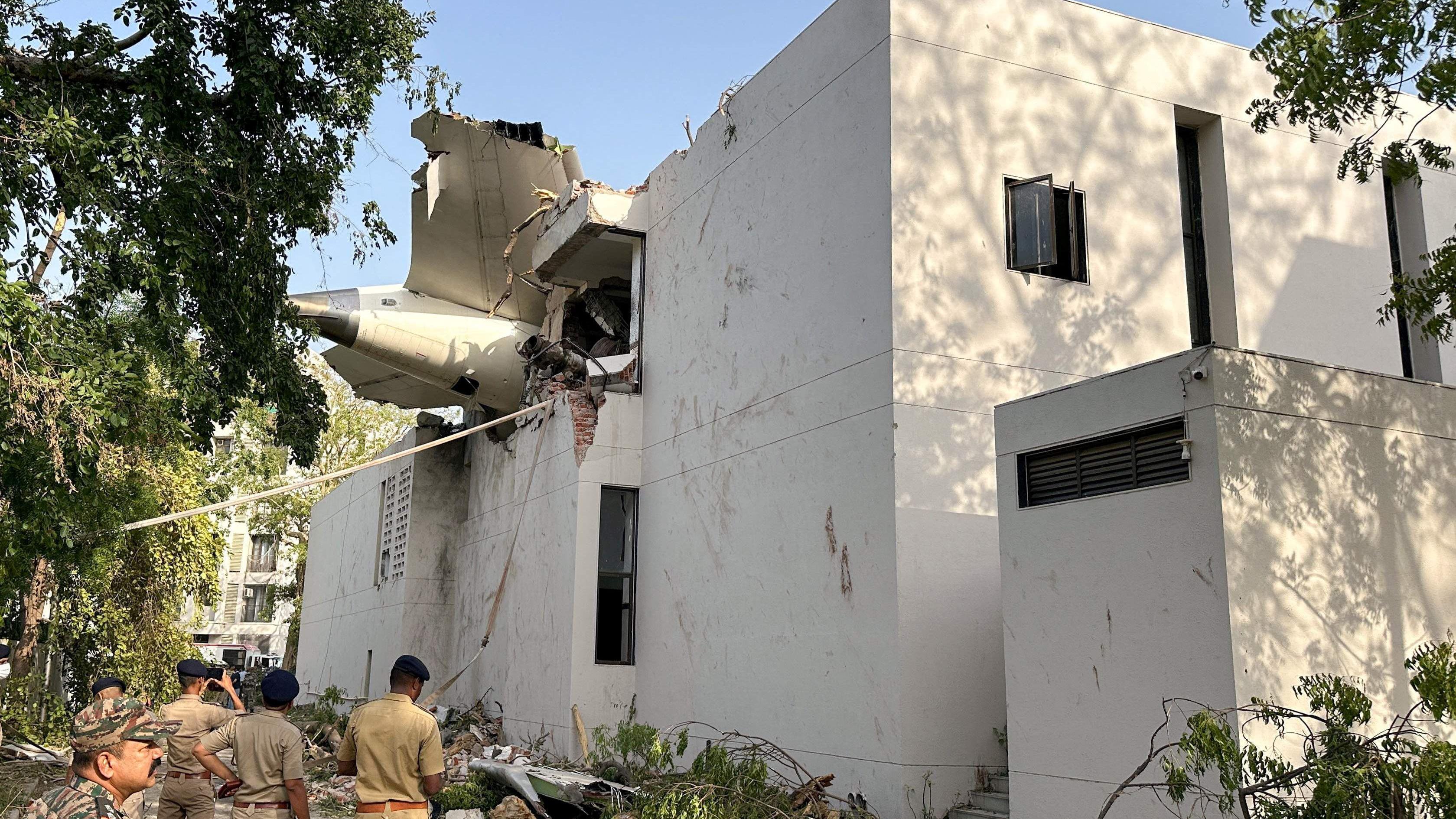 Prédio destruído e destroços da aeronave em Ahmedabad, na Índia