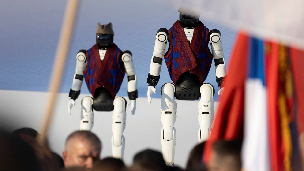 roboti u srpskoj nošnji