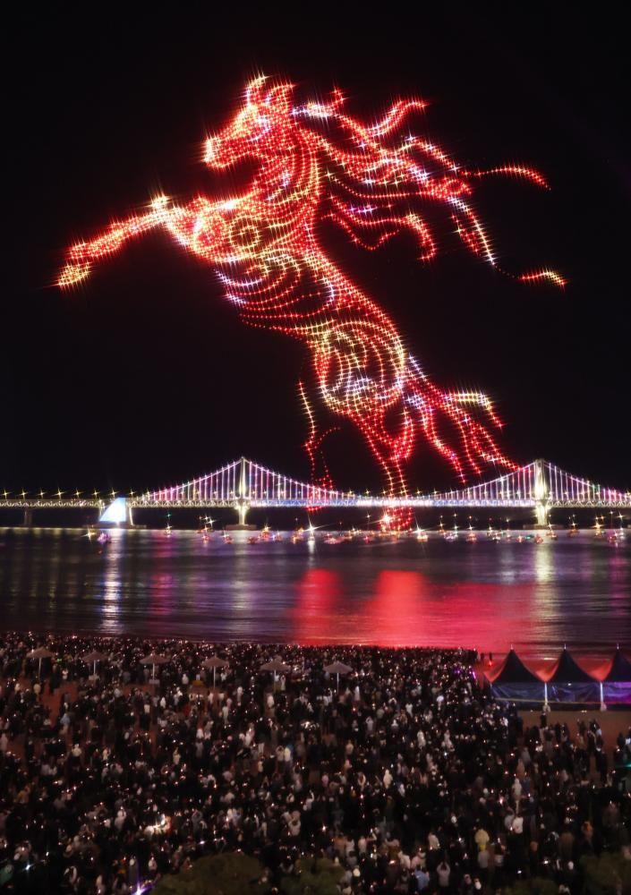 La figura de un caballo se ilumina en el cielo de Busan, Corea del Sur