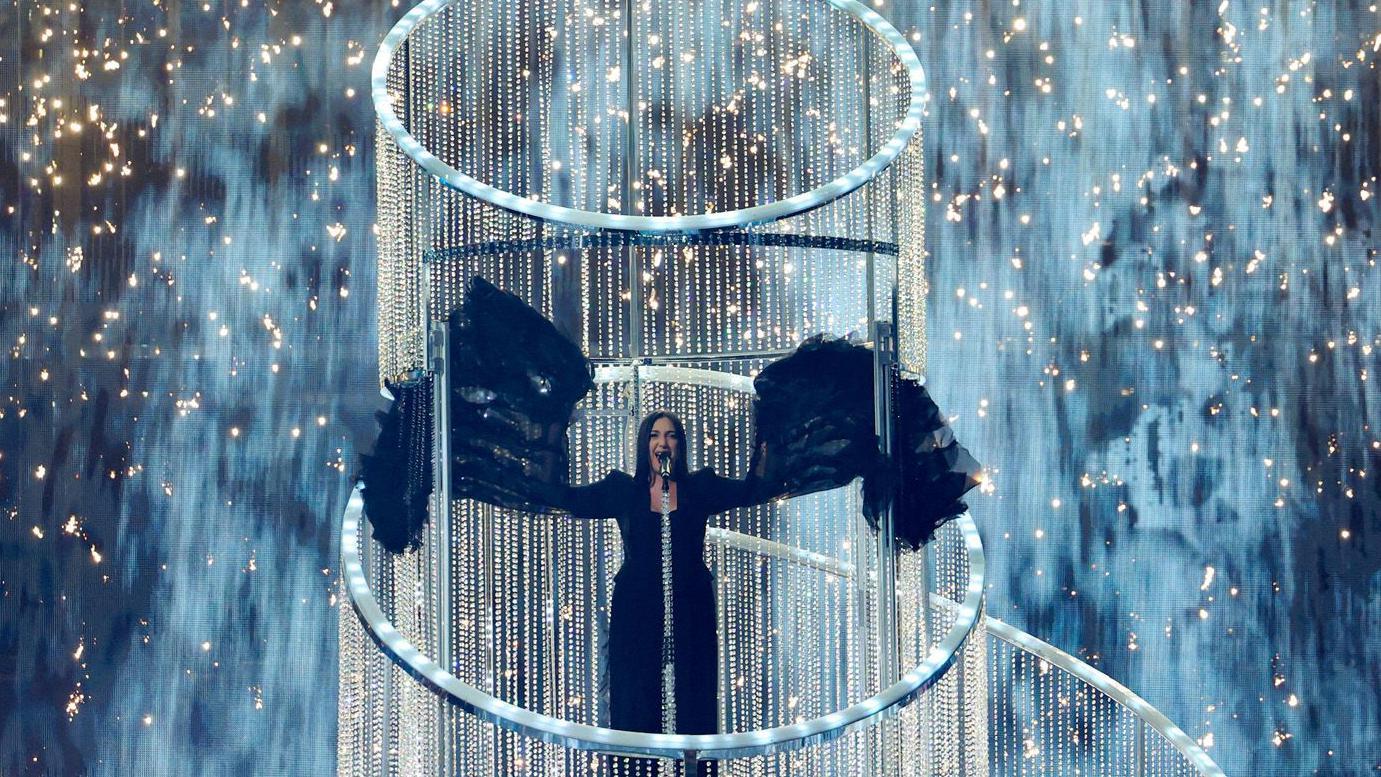 Yuval Raphael, representante de Israel, se apresenta com a m&uacute;sica &ldquo;New Day Will Rise&rdquo; durante a final do Eurovision de 2025