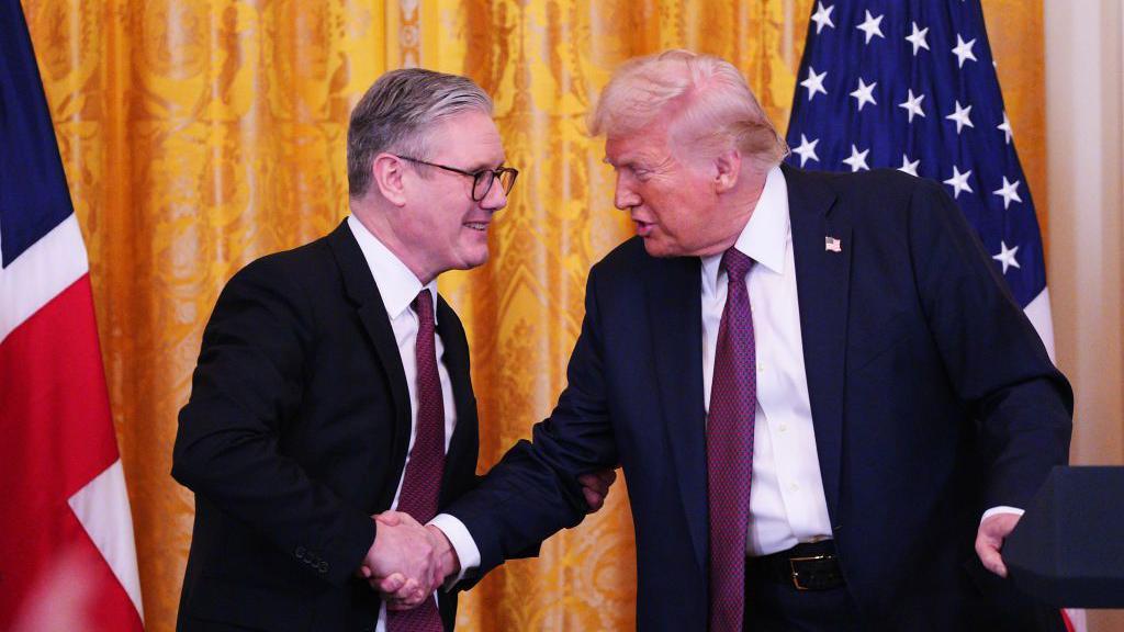 El primer ministro británico, Keir Starmer, y el presidente estadounidense, Donald Trump, se dan la mano en una conferencia de prensa conjunta en el East Room de la Casa Blanca el 27 de febrero de 2025 en Washington, DC.