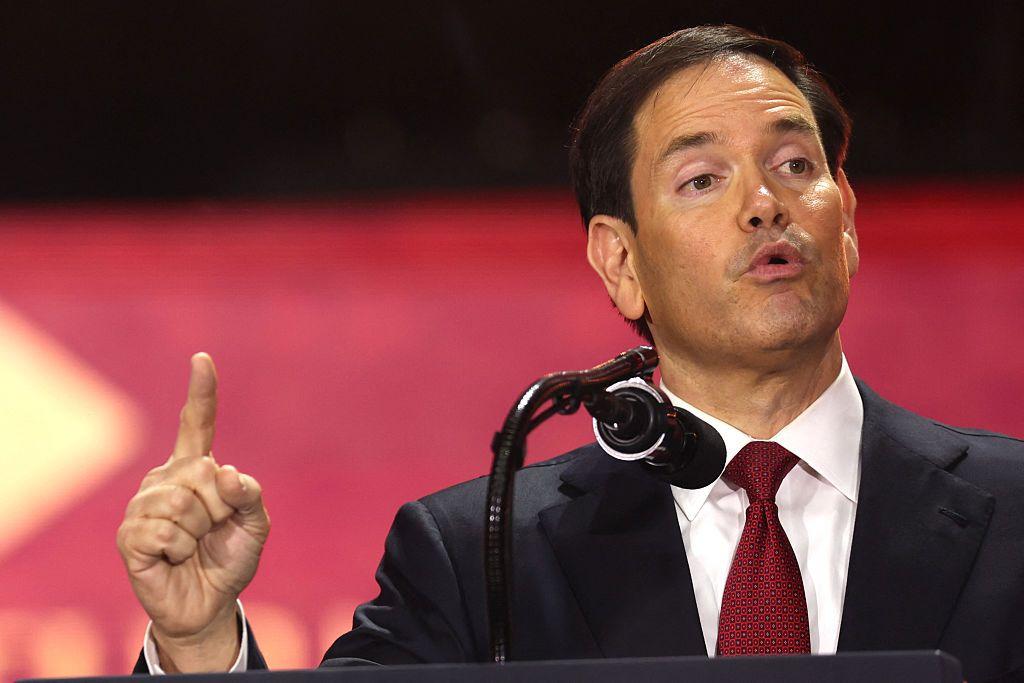 El secretario de Estado de EE. UU., Marco Rubio, habla durante el servicio conmemorativo público del activista de derecha Charlie Kirk en el estadio State Farm en Glendale, Arizona, el 21 de septiembre de 2025.