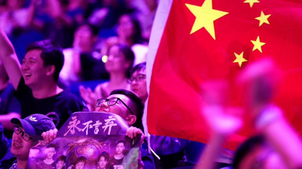 粉絲在電競比賽現場舉起中國國旗