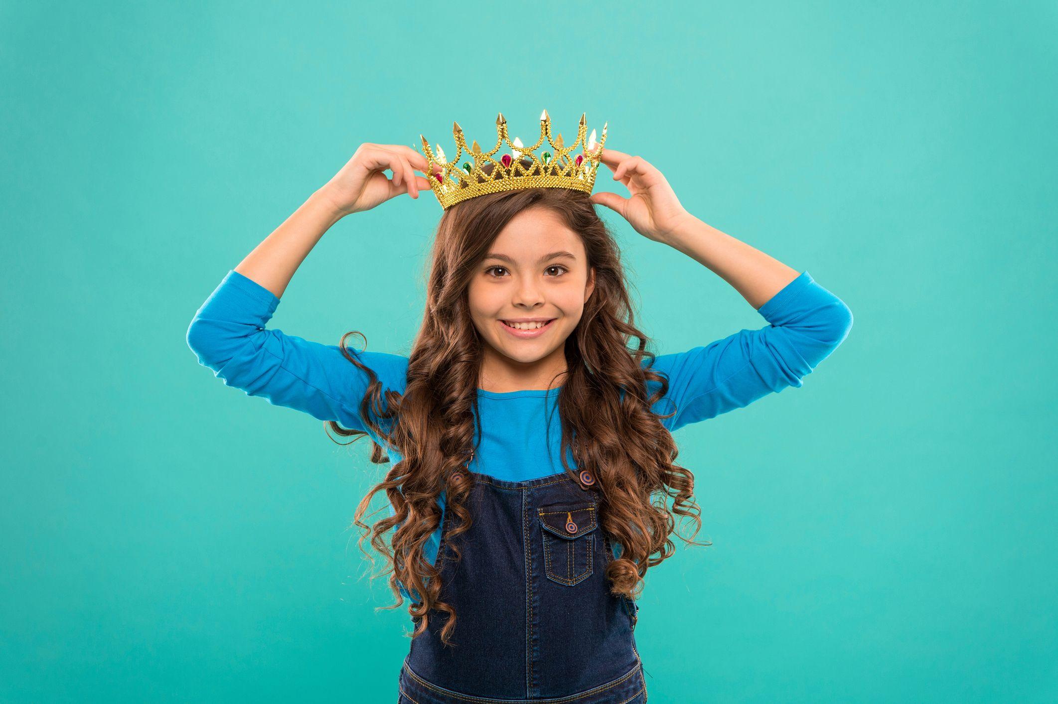 Menina com coroa na cabeça