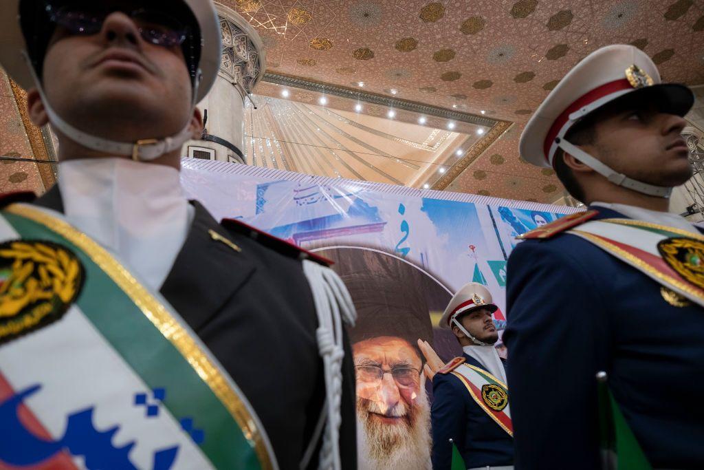 Miembros de la guardia de honor del Ejército iraní montan guardia frente a un retrato del líder supremo de Irán, el ayatolá Alí Jamenei, durante una ceremonia en el sur de Teherán, el 1 de febrero de 2024.