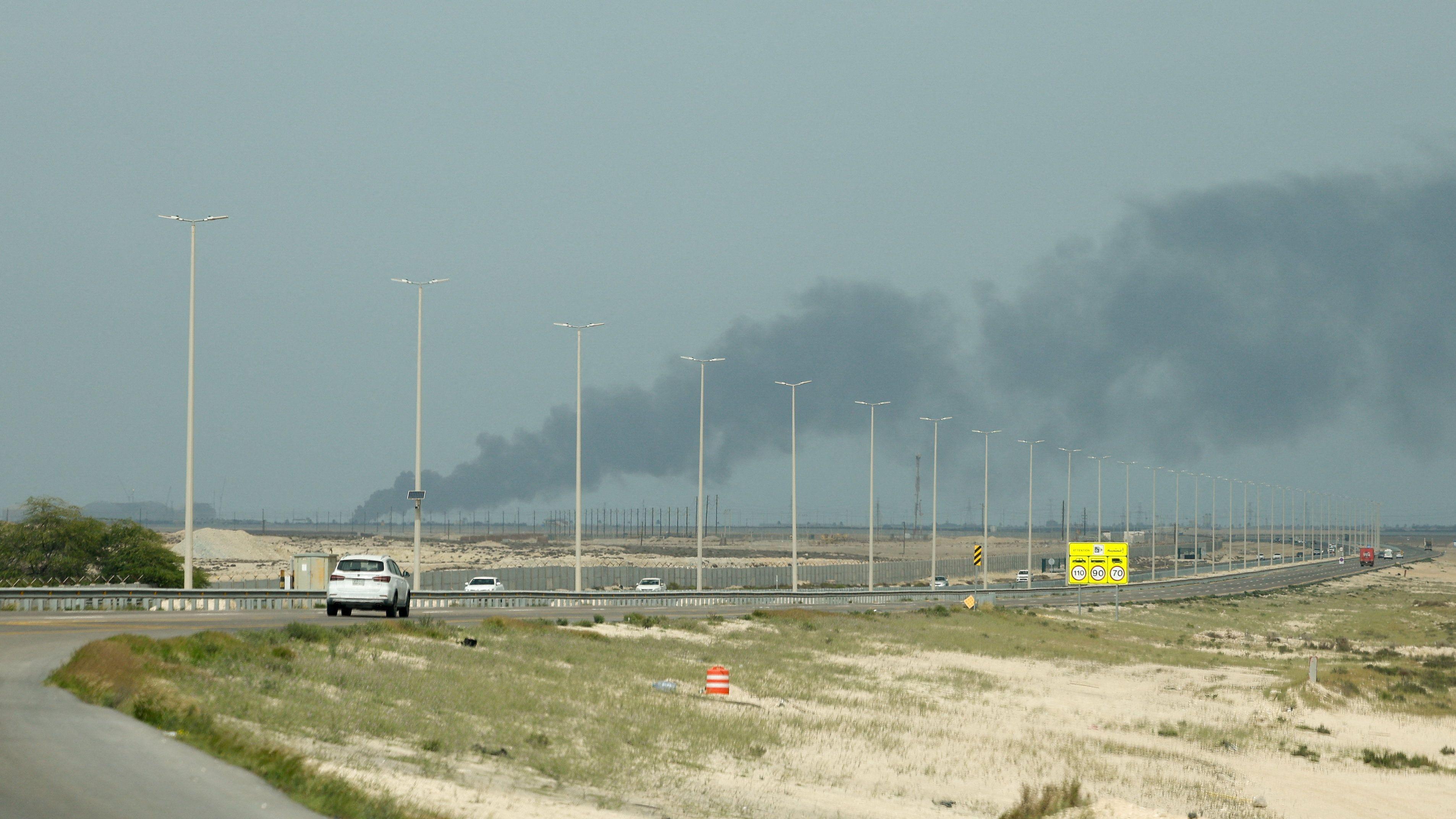 Dim se izdiže iz naftne rafinerije Ras Tanura kompanije Saudi Aramko posle prijavljenog iranskog udara drona