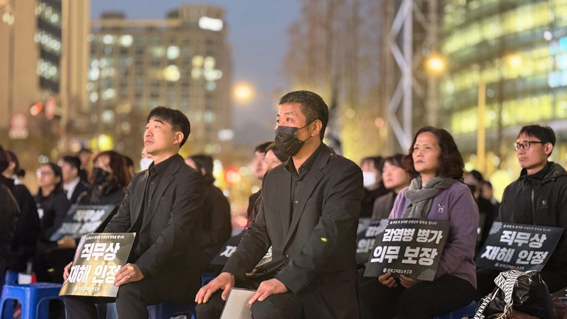 3일 오후 서울 보신각에서 열린 부천 사립유치원 교사 49재 추모 집회에 참여한 김 씨가 검은 옷을 입고 검은 마스크를 끼고 앉아 있다
