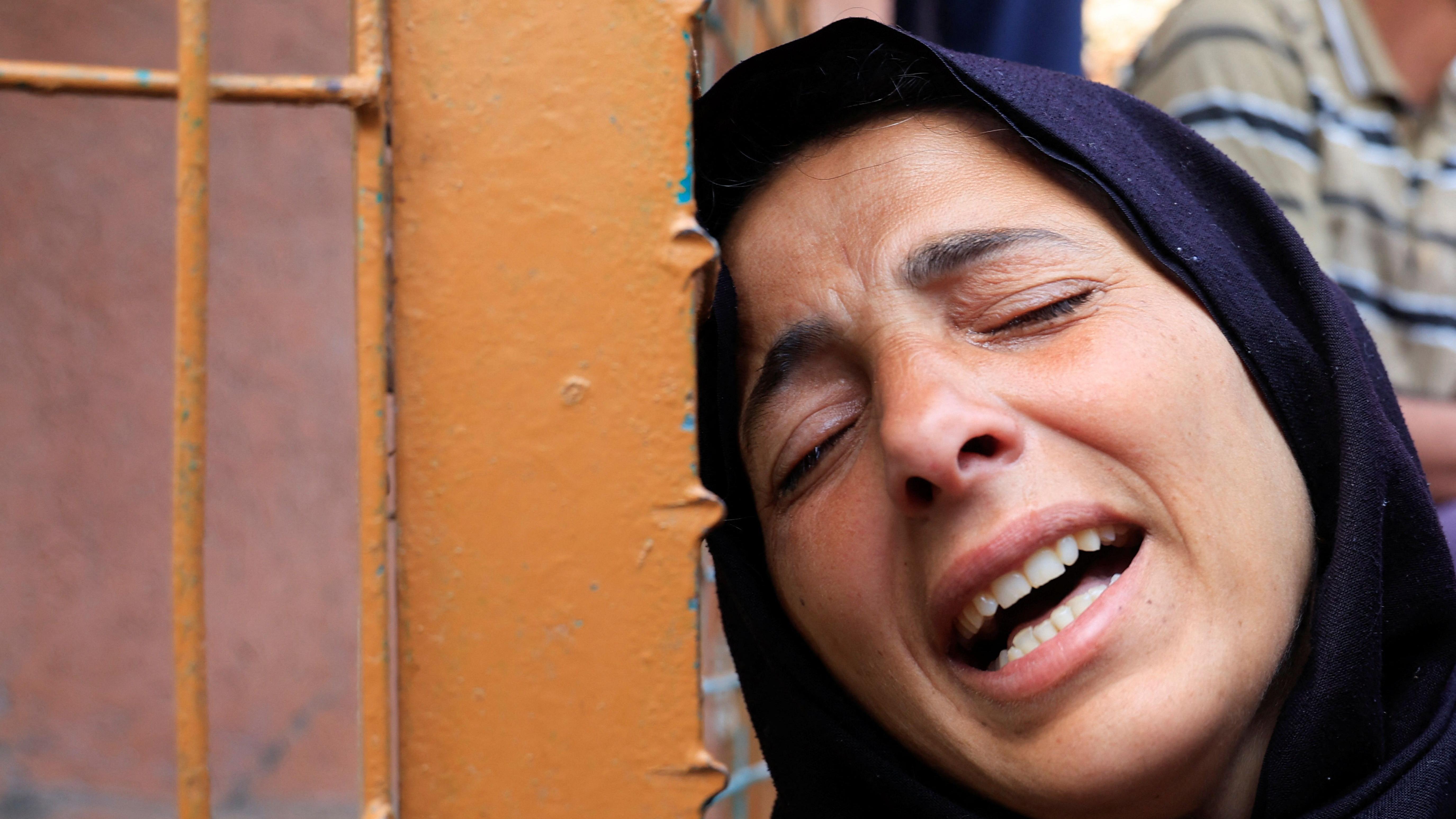 Mujer llora el ataque de Israel.