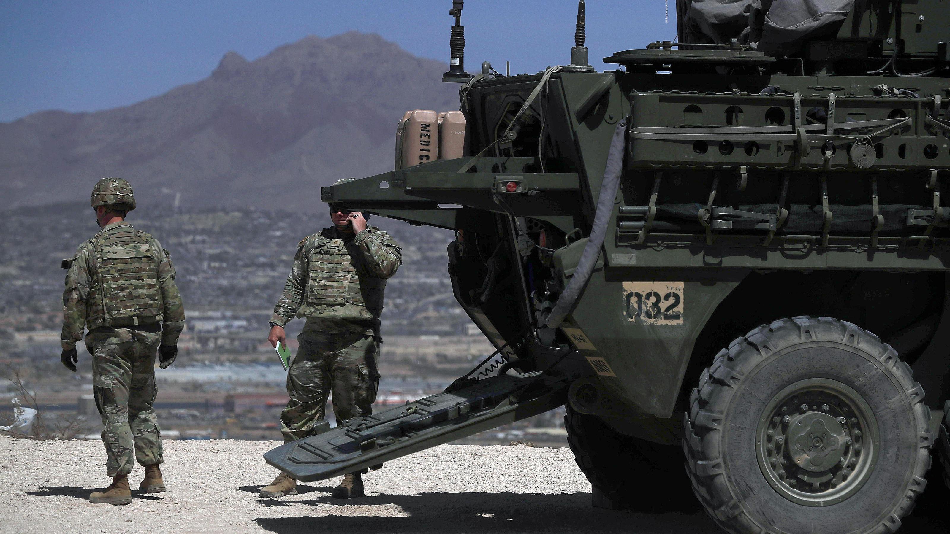 Soldados del Ejército estadounidense junto a un vehículo blindado Stryker en la frontera de Estados Unidos con México, al otro lado Ciudad Juárez, Chihuahua, México, 30 de marzo de 2025. Foto de Luis Torres/EPA-EFE/REX/Shutterstock