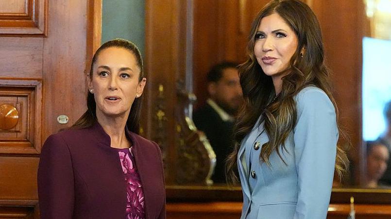 La presidenta de México, Claudia Sheinbaum (en la foto, a la izquierda), y la secretaria de Seguridad Nacional de Estados Unidos, Kristi Noem, el 28 de marzo en el Palacio Nacional de Ciudad de México. (Foto: Alex Brandon-Pool/Getty Images)