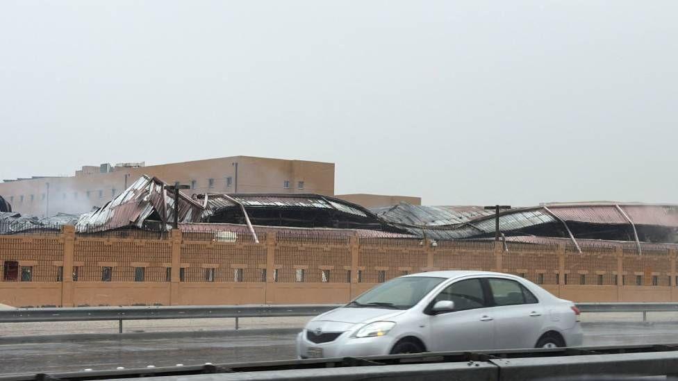 Daños causados por un ataque con drones iraníes en el cuartel general de la Quinta Flota de la Armada de EE. UU. en Juffair, Bahréin