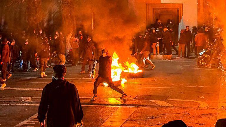 تجمع إيرانيون أثناء إغلاقهم أحد الشوارع خلال احتجاجات في طهران، إيران، في 9 يناير/كانون الثاني 2026.

