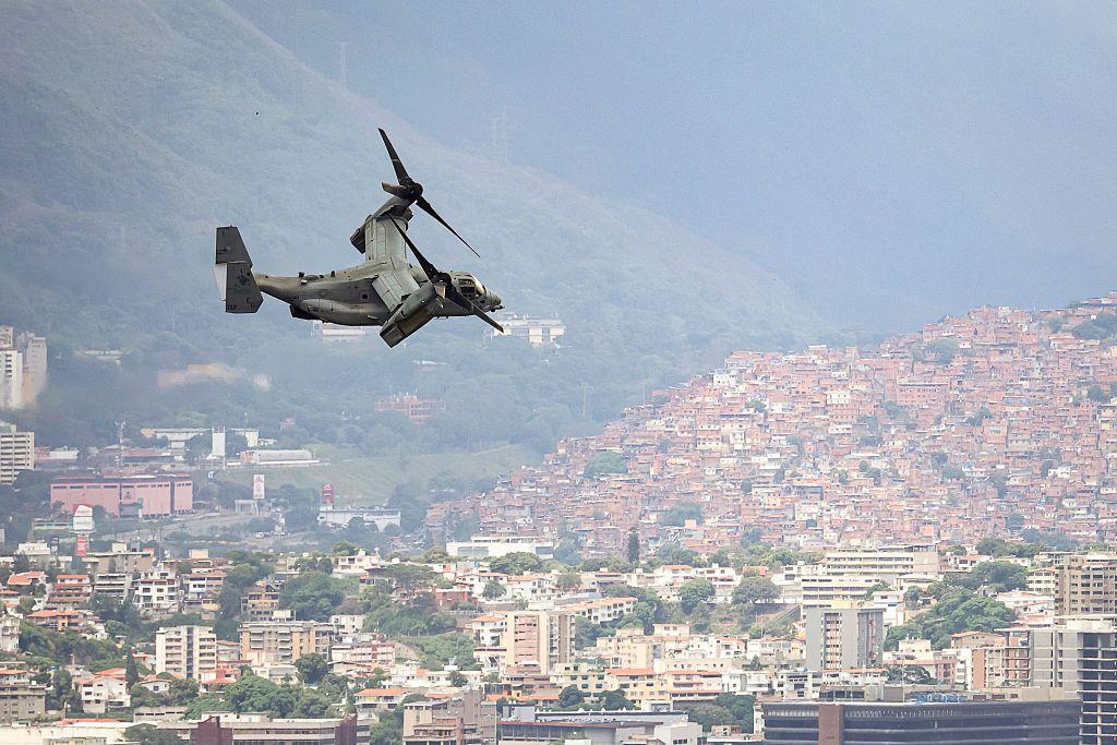 Un avión US Bell Boeing V-22 Osprey sobrevolando en Caracas