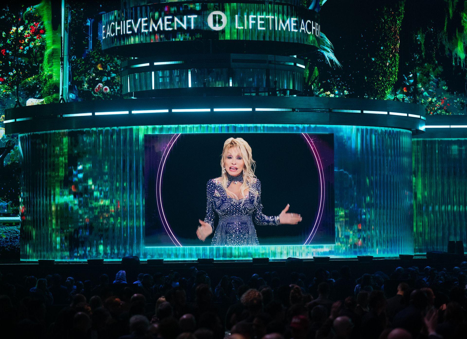 Dolly Parton pronunció un discurso después de que Ozzy Osbourne ganara el premio a la trayectoria artística durante los premios BRIT Awards 2026 en Co-op Live el 28 de febrero de 2026 en Manchester, Inglaterra. 