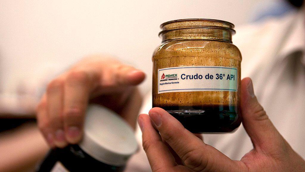 Un trabajador de Petróleos Mexicanos explica la mezcla óptima para crear un crudo superligero llamado Olmec en una planta ubicada en Ciudad del Carmen.